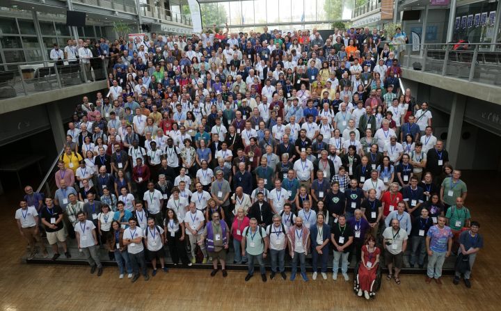 Group photo of 500+ SotM 2026 conference attendees.